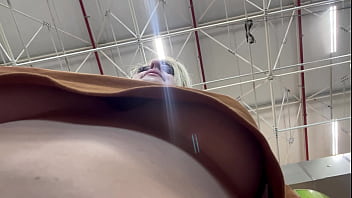 Homem filma mulher com o celular escondido se masturbano eos peitos em quanto ela faz compras no supermercado