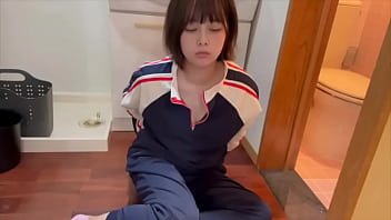 中◯生の時からこのジャージで沢山オナニーしてました…あの小さい時にしてた時のオナニーを再現します。