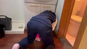 中◯生の時からこのジャージで沢山オナニーしてました…あの小さい時にしてた時のオナニーを再現します。