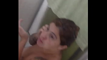 Depois que fui filmada no banho dei o cuzinho de 4 bem gostoso pro safado