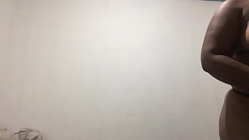 Morena com brinquedo