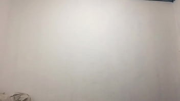 Morena com brinquedo