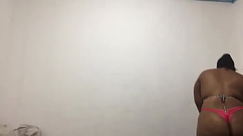 Morena com brinquedo