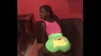 Crazybitch twerking hard for a customer before inserting an analplug