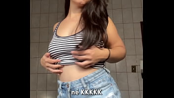 Shorts jeans regata justa e muita vontade – debora mendes se exibe e goza sozinha no banheiro