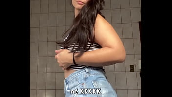 Shorts jeans regata justa e muita vontade – debora mendes se exibe e goza sozinha no banheiro