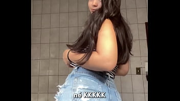 Shorts jeans regata justa e muita vontade – debora mendes se exibe e goza sozinha no banheiro