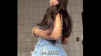 Shorts jeans regata justa e muita vontade – debora mendes se exibe e goza sozinha no banheiro