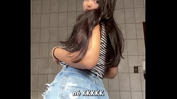 Shorts jeans regata justa e muita vontade – debora mendes se exibe e goza sozinha no banheiro