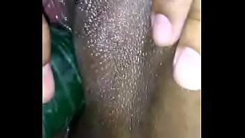 Usa su dildo mientras le echo mi leche