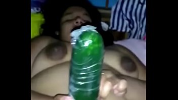 Usa su dildo mientras le echo mi leche