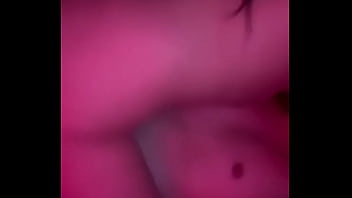 Mi amiga me monta y se mueve riquísimo es una morrita muy caliente y deliciosa