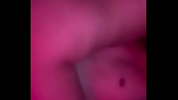 Mi amiga me monta y se mueve riquísimo es una morrita muy caliente y deliciosa