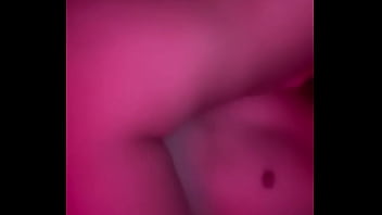 Mi amiga me monta y se mueve riquísimo es una morrita muy caliente y deliciosa