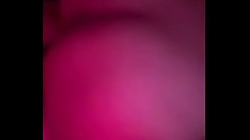 Mi amiga me monta y se mueve riquísimo es una morrita muy caliente y deliciosa