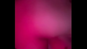 Mi amiga me monta y se mueve riquísimo es una morrita muy caliente y deliciosa