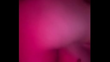 Mi amiga me monta y se mueve riquísimo es una morrita muy caliente y deliciosa