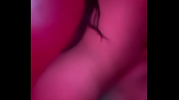 Mi amiga me monta y se mueve riquísimo es una morrita muy caliente y deliciosa