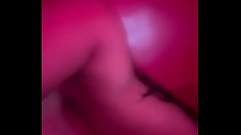 Mi amiga me monta y se mueve riquísimo es una morrita muy caliente y deliciosa