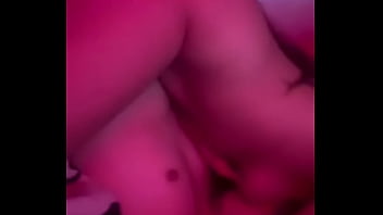 Mi amiga me monta y se mueve riquísimo es una morrita muy caliente y deliciosa