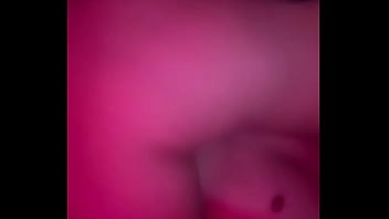 Mi amiga me monta y se mueve riquísimo es una morrita muy caliente y deliciosa