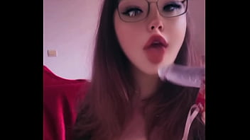 Faire semblant d’être malade pour porter un masque alors qu’en dessous se