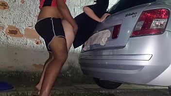 Safada levou piroca no quintal equanto carros e pedestres passavam e ganhou banho de por mijada