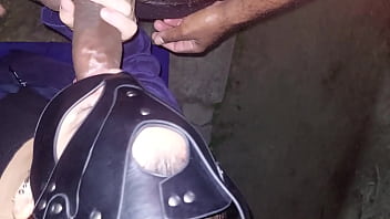 Safada levou piroca no quintal equanto carros e pedestres passavam e ganhou banho de por mijada