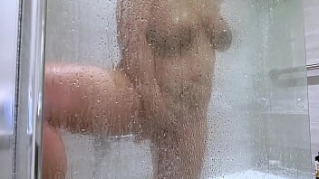 Big tits indian milf finger pussy while bathing