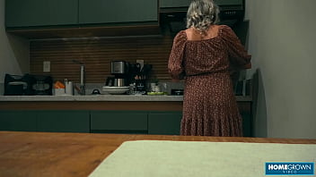 Scarlett taylor loves seeing naomi sucking hot dudes cock