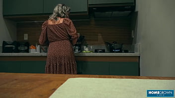 Scarlett taylor loves seeing naomi sucking hot dudes cock