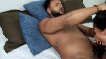 Comi a buceta apertada da minha amiga novinha para fortalecer nossa amizade colorida parte 1