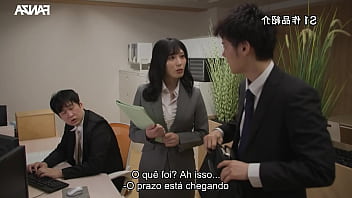 Gostosa peituda toca uma siririca na empresa e dá pro colega legendado