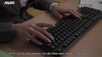 Gostosa peituda toca uma siririca na empresa e dá pro colega legendado