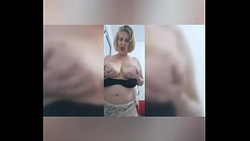 Goza balançando os peitos