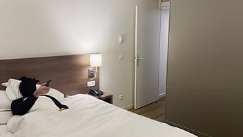 Lety howl une poupée latex futuriste au cheveux rouge arrive du futur car un