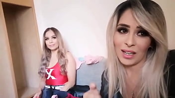 Por aquí en las i instalaciones de #televisa junto a barbaramontxxx y renatamendozax