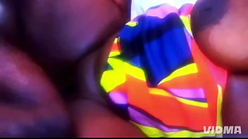 Une grosse chienne se fait baiser par une grosse queue toute noire