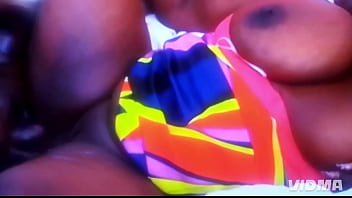 Une grosse chienne se fait baiser par une grosse queue toute noire