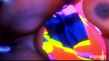 Une grosse chienne se fait baiser par une grosse queue toute noire