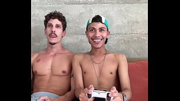 Novinho Perdeu A Aposta Na Game E Teve De Me Mamar E Deixar Eu Leitar O Cuzinho Apertado Dele thumbnail