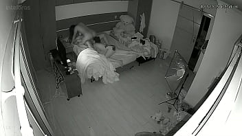 Trisal flagrado em momentos intimos