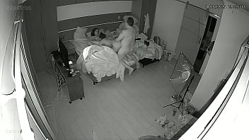 Trisal flagrado em momentos intimos