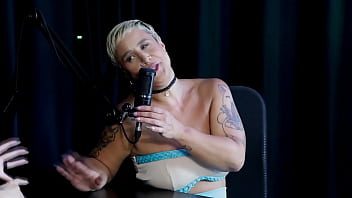 Loira pelada recebe massagem depois de ouvir que ela se arrependeu em um encontro com um homem que havia prometido tudo e passou a madrugada trabalhando just joana watch sheer red