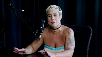 Loira pelada recebe massagem depois de ouvir que ela se arrependeu em um encontro com um homem que havia prometido tudo e passou a madrugada trabalhando just joana watch sheer red