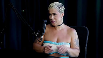 Loira pelada recebe massagem depois de ouvir que ela se arrependeu em um encontro com um homem que havia prometido tudo e passou a madrugada trabalhando just joana watch sheer red