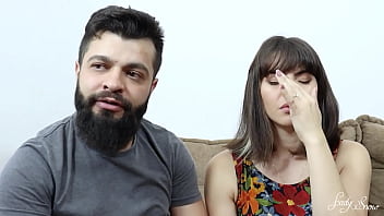 Corno assiste o pedreiro foder o cuzinho da esposa em troca de reforma