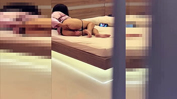 Espiando a mi madrastra horny me masturbo en su espalda sin que lo note