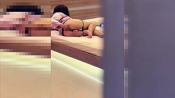 Espiando a mi madrastra horny me masturbo en su espalda sin que lo note