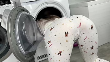 Petite Teen With Big Booty Ass Was Fucked When She Was Stuck thumbnail